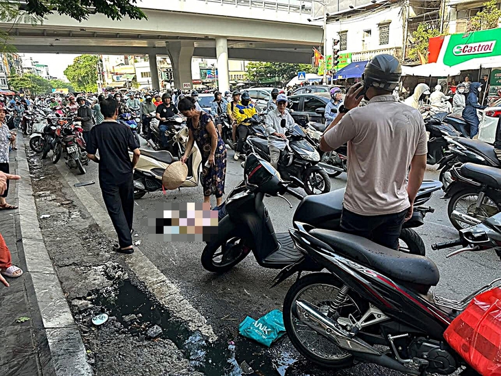 Ô tô đâm hàng loạt xe máy tại ngã tư Đại La - Trần Đại Nghĩa, nhiều người bị thương- Ảnh 4. Ô tô đâm hàng loạt xe máy tại ngã tư Đại La - Trần Đại Nghĩa, nhiều người bị thương- Ảnh 4.