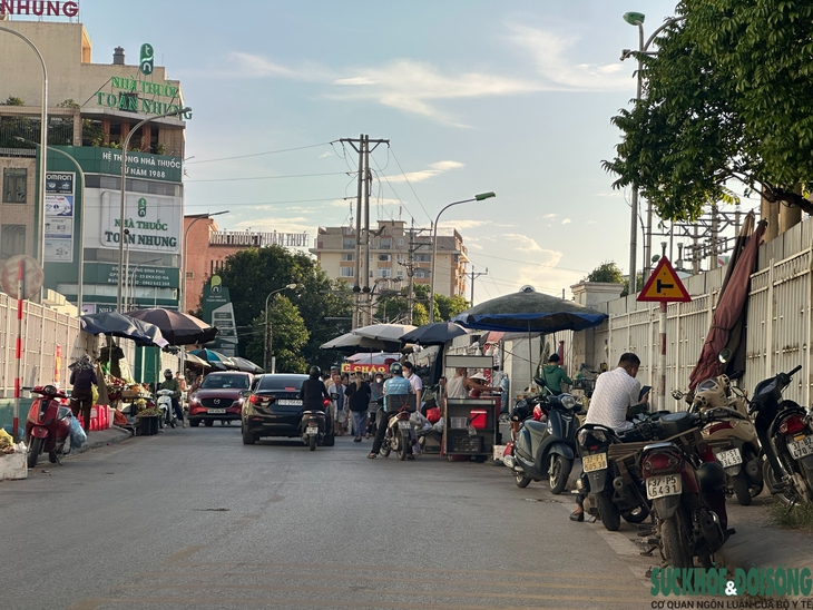 Chợ hàng rong bủa vây bệnh viện- Ảnh 1.