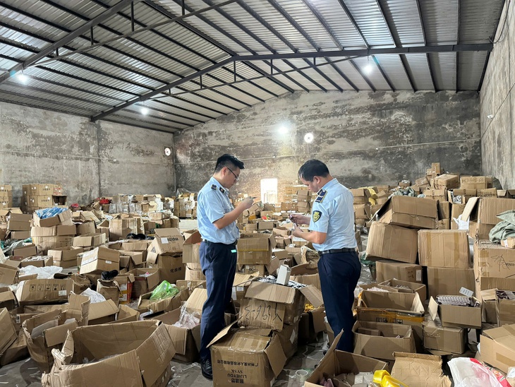 Kho hàng vùng biên chứa hơn 47.000 sản phẩm nhập lậu, kết nối hàng trăm tài khoản TikTok- Ảnh 1.