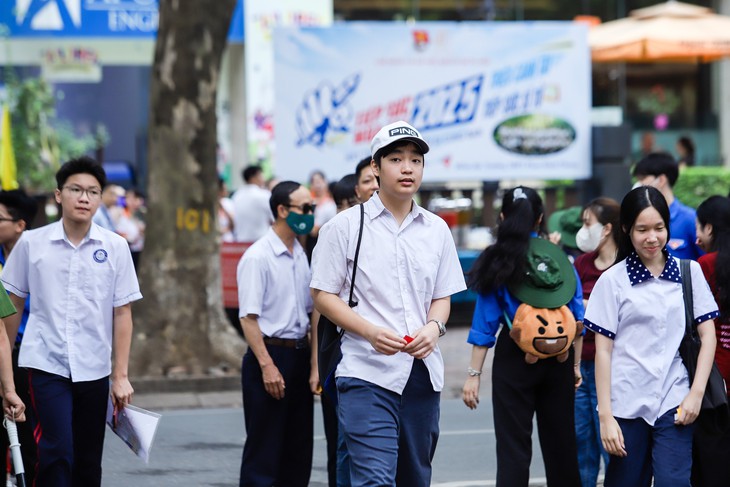 Vì sao điểm chuẩn lớp 10 công lập Hà Nội 2025 'hạ nhiệt'?- Ảnh 1.