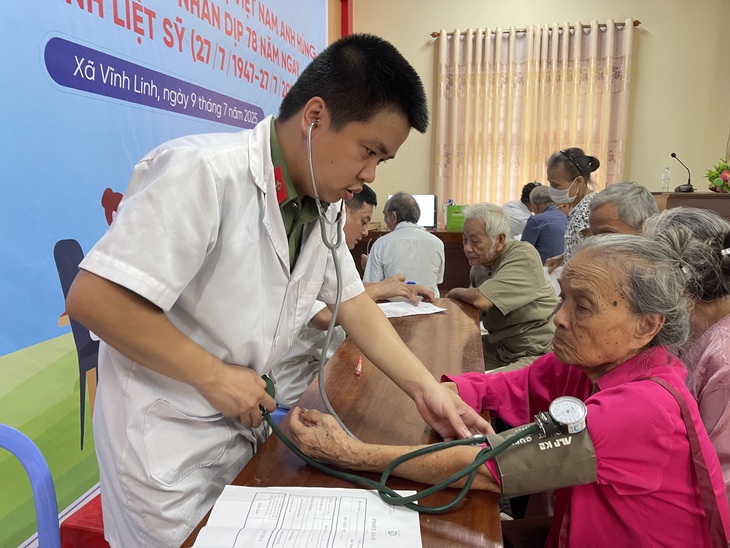 Khám, cấp thuốc miễn phí và tặng quà cho hàng trăm Mẹ Việt Nam Anh hùng, thương bệnh binh- Ảnh 1.