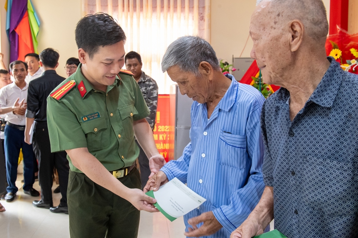 Khám, cấp thuốc miễn phí và tặng quà cho hàng trăm Mẹ Việt Nam Anh hùng, thương bệnh binh- Ảnh 6.