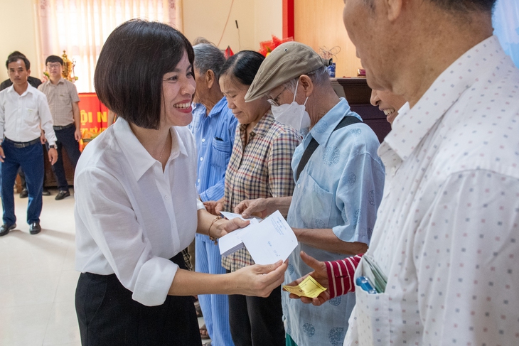 Khám, cấp thuốc miễn phí và tặng quà cho hàng trăm Mẹ Việt Nam Anh hùng, thương bệnh binh- Ảnh 8.