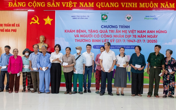 Khám, cấp thuốc miễn phí và tặng quà cho hàng trăm Mẹ Việt Nam Anh hùng, thương bệnh binh- Ảnh 5.