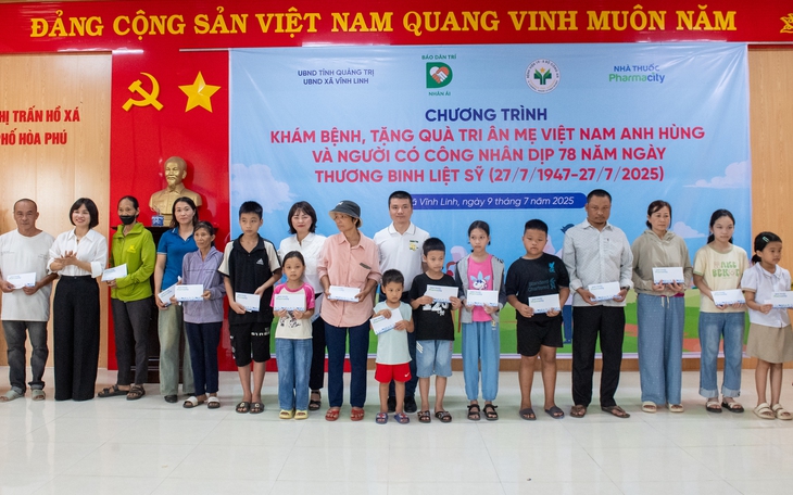 Khám, cấp thuốc miễn phí và tặng quà cho hàng trăm Mẹ Việt Nam Anh hùng, thương bệnh binh- Ảnh 7.