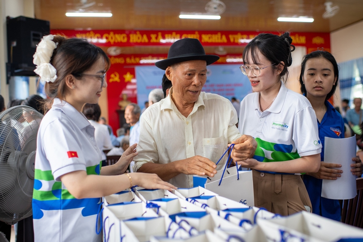 Khám, cấp thuốc miễn phí và tặng quà cho hàng trăm Mẹ Việt Nam Anh hùng, thương bệnh binh- Ảnh 4.