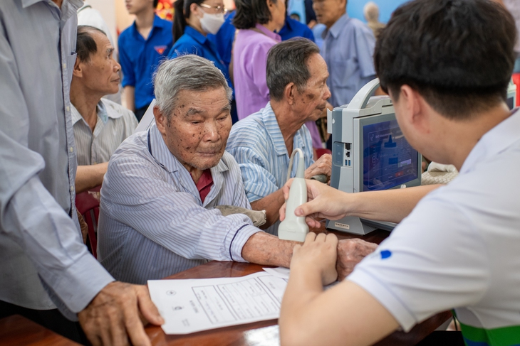 Khám, cấp thuốc miễn phí và tặng quà cho hàng trăm Mẹ Việt Nam Anh hùng, thương bệnh binh- Ảnh 3.