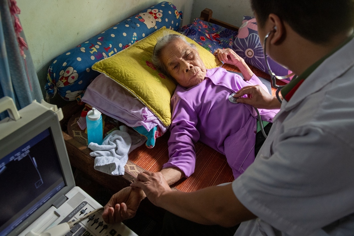 Khám, cấp thuốc miễn phí và tặng quà cho hàng trăm Mẹ Việt Nam Anh hùng, thương bệnh binh- Ảnh 2.