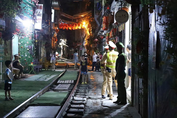 Hà Nội vẫn xảy ra nhiều vụ tai nạn đường sắt, 'cà phê đường tàu' bị yêu cầu xử lý- Ảnh 2. Hà Nội vẫn xảy ra nhiều vụ tai nạn đường sắt, 'cà phê đường tàu' bị yêu cầu xử lý- Ảnh 2.