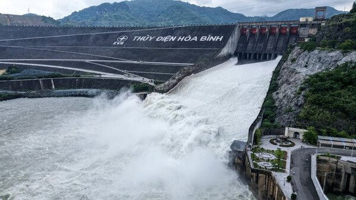 Mở cửa xả đáy thủy điện Hòa Bình ứng phó với mưa lớn- Ảnh 2.