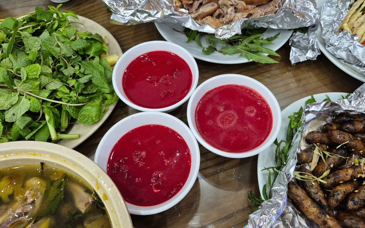 Ăn tiết canh, lòng lợn ở quán quen, người đàn ông phải thở máy, ngừng tim nguy kịch