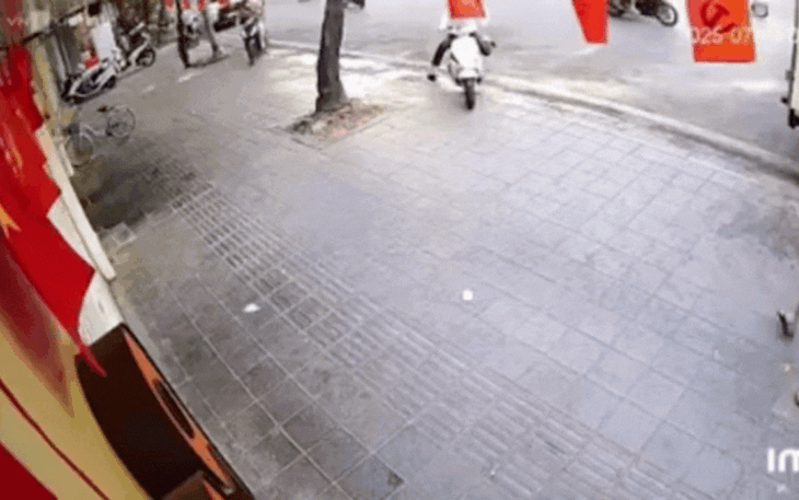 Video vụ ô tô đâm hàng loạt xe máy tại ngã tư Đại La - Trần Đại Nghĩa
