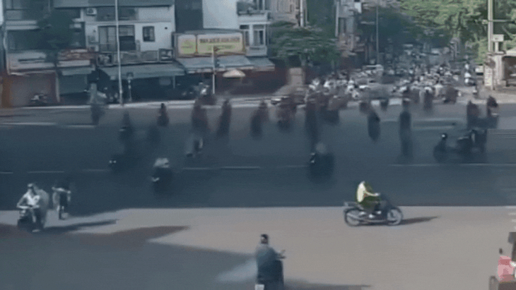 Ô tô đâm hàng loạt xe máy ở Trần Đại Nghĩa - Đại La: Một người tử vong- Ảnh 2. Ô tô đâm hàng loạt xe máy ở Trần Đại Nghĩa - Đại La: Một người tử vong- Ảnh 2.