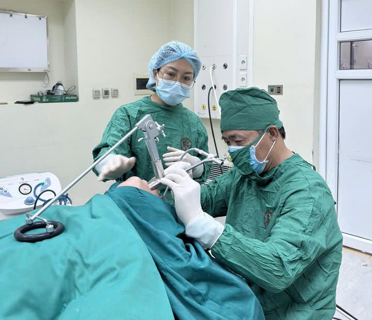 Ăn quất hồng bì, người phụ nữ bị sặc dị vật ở phế quản phổi- Ảnh 1.