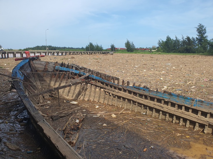 Nan giải 'bài toán' thu gom, xử lý hàng trăm tấn rác chặn luồng lạch- Ảnh 1. Nan giải 'bài toán' thu gom, xử lý hàng trăm tấn rác chặn luồng lạch- Ảnh 1.