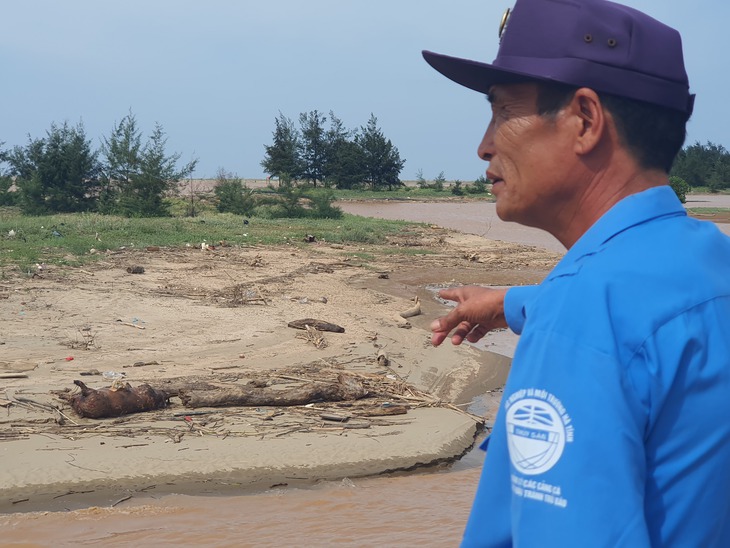 Nan giải 'bài toán' thu gom, xử lý hàng trăm tấn rác chặn luồng lạch- Ảnh 4. Nan giải 'bài toán' thu gom, xử lý hàng trăm tấn rác chặn luồng lạch- Ảnh 4.