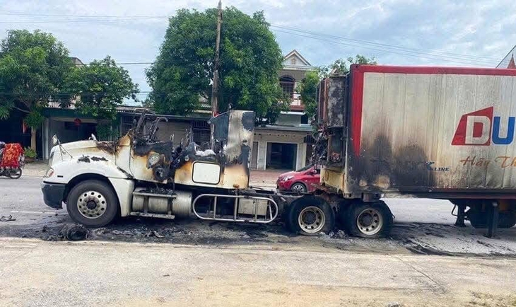 Xe container đang lưu thông trên Quốc lộ bất ngờ bốc cháy dữ dội- Ảnh 1.