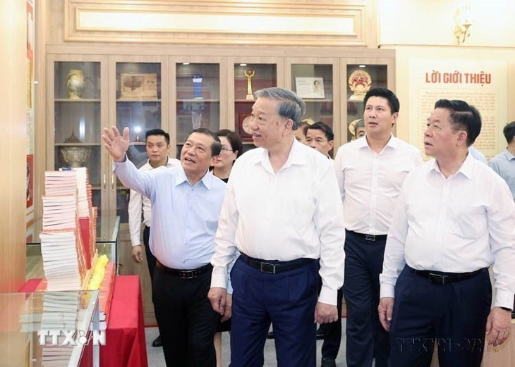 95 năm truyền thống ngành Tuyên giáo - Dân vận: Đồng hành cùng dân tộc trong Kỷ nguyên vươn mình- Ảnh 2. 95 năm truyền thống ngành Tuyên giáo - Dân vận: Đồng hành cùng dân tộc trong Kỷ nguyên vươn mình- Ảnh 2.
