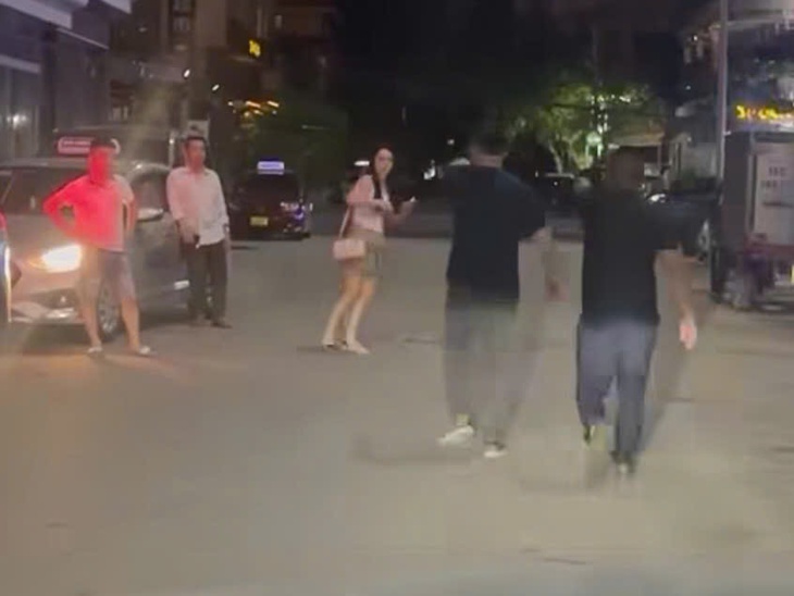 Tạm giữ hình sự 6 đối tượng hành hung cô gái cùng bạn đi hát karaoke ở Quảng Ninh- Ảnh 1.