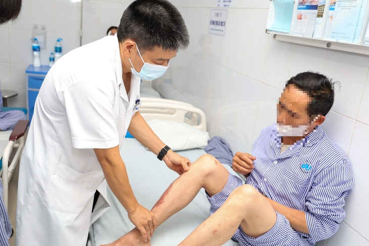 Mẹ mất vì bệnh phong, 2 bố con phải 'chiến đấu' với căn bệnh bị lãng quên- Ảnh 1.