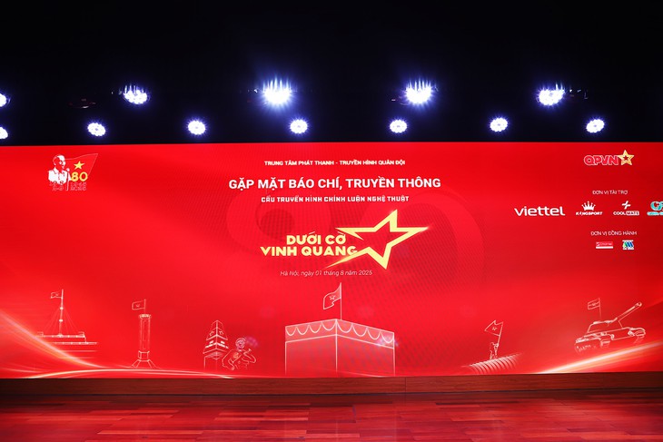 Chương trình 'Dưới cờ vinh quang' kết nối ba miền đất nước, tôn vinh hình tượng Bộ đội Cụ Hồ- Ảnh 4. Chương trình 'Dưới cờ vinh quang' kết nối ba miền đất nước, tôn vinh hình tượng Bộ đội Cụ Hồ- Ảnh 4.