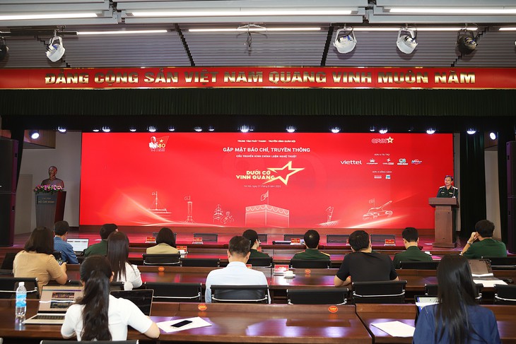 Chương trình 'Dưới cờ vinh quang' kết nối ba miền đất nước, tôn vinh hình tượng Bộ đội Cụ Hồ- Ảnh 3. Chương trình 'Dưới cờ vinh quang' kết nối ba miền đất nước, tôn vinh hình tượng Bộ đội Cụ Hồ- Ảnh 3.