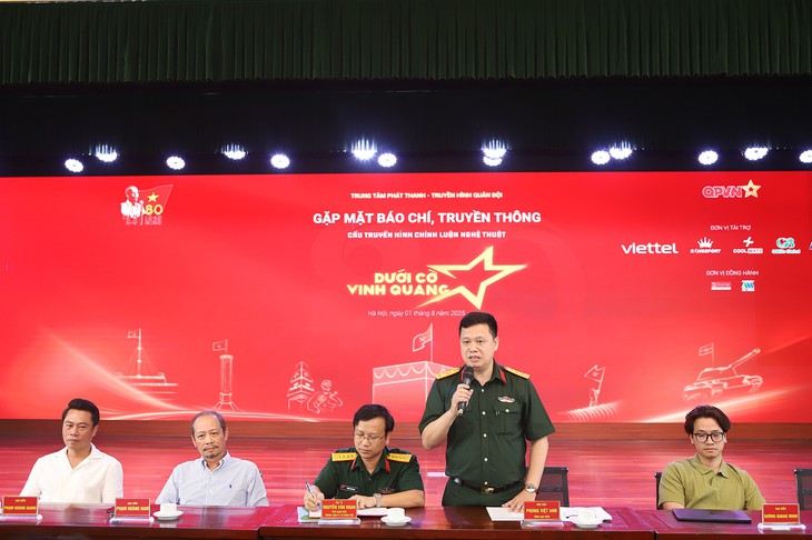 Chương trình 'Dưới cờ vinh quang' kết nối ba miền đất nước, tôn vinh hình tượng Bộ đội Cụ Hồ- Ảnh 2. Chương trình 'Dưới cờ vinh quang' kết nối ba miền đất nước, tôn vinh hình tượng Bộ đội Cụ Hồ- Ảnh 2.
