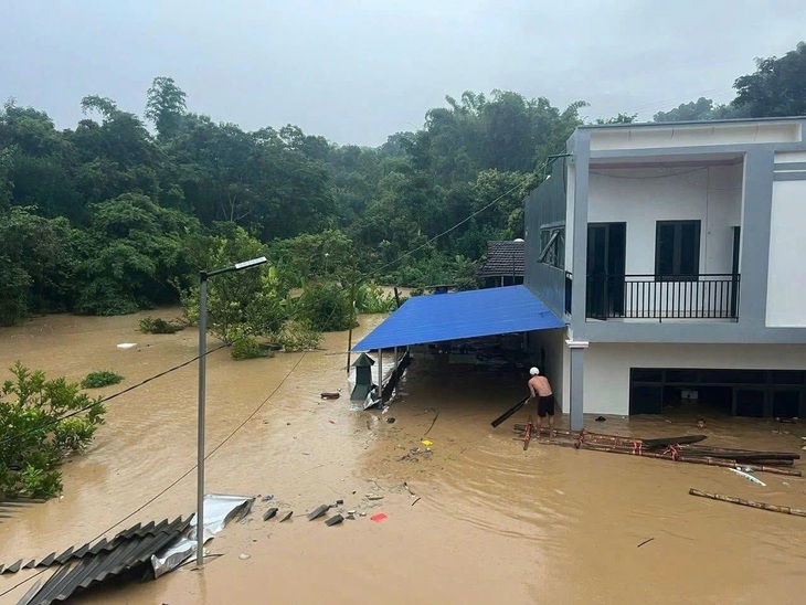 Mưa lũ ở Điện Biên: Phó Thủ tướng trực tiếp có mặt chỉ đạo công tác cứu hộ, khắc phục hậu quả- Ảnh 2.