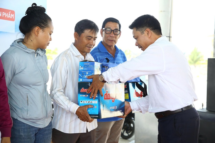 Tặng túi thuốc, bình ắc quy đồng hành cùng ngư dân Huế 'thắp sáng đèn' trên biển- Ảnh 1.