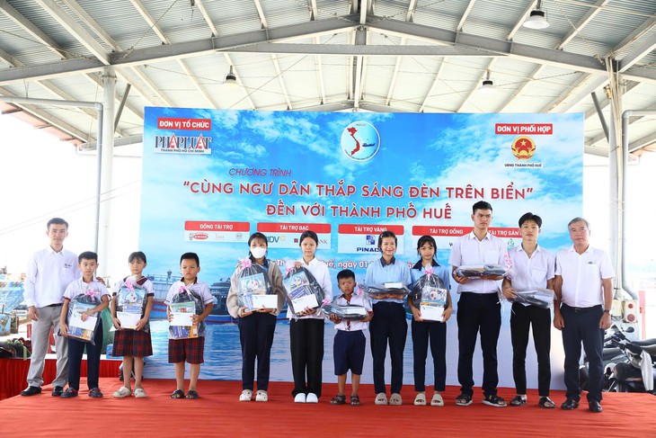 Tặng túi thuốc, bình ắc quy đồng hành cùng ngư dân Huế 'thắp sáng đèn' trên biển- Ảnh 2.