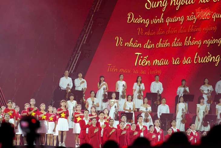 Những khoảnh khắc vô cùng ấn tượng tại concert 'Tổ quốc trong tim'- Ảnh 5. Những khoảnh khắc vô cùng ấn tượng tại concert 'Tổ quốc trong tim'- Ảnh 5.