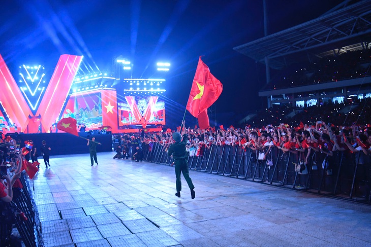 Những khoảnh khắc vô cùng ấn tượng tại concert 'Tổ quốc trong tim'- Ảnh 11. Những khoảnh khắc vô cùng ấn tượng tại concert 'Tổ quốc trong tim'- Ảnh 11.