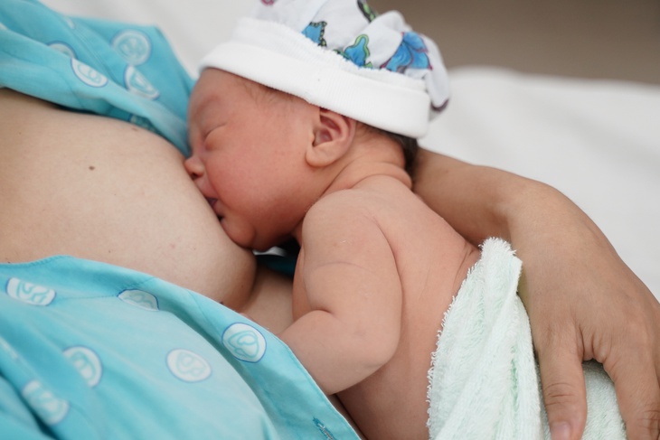 Xử trí các khó khăn thường gặp khi nuôi con bằng sữa mẹ- Ảnh 2.