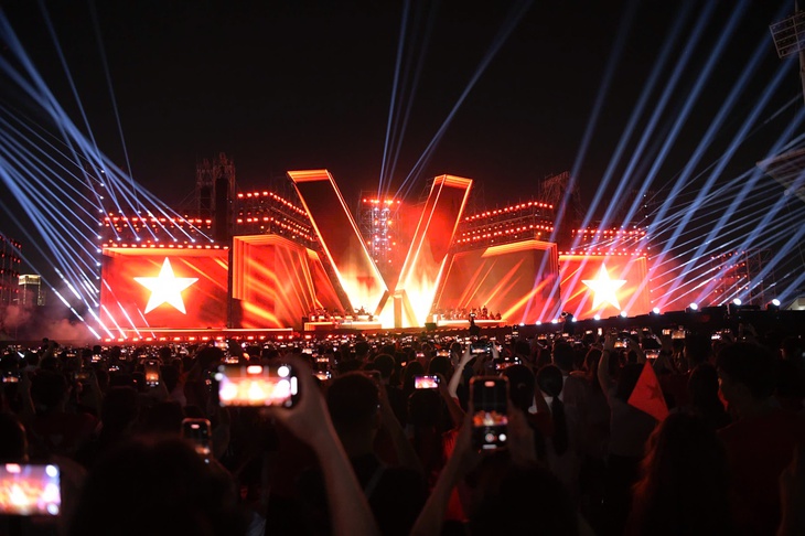 Những khoảnh khắc vô cùng ấn tượng tại concert 'Tổ quốc trong tim'- Ảnh 1. Những khoảnh khắc vô cùng ấn tượng tại concert 'Tổ quốc trong tim'- Ảnh 1.