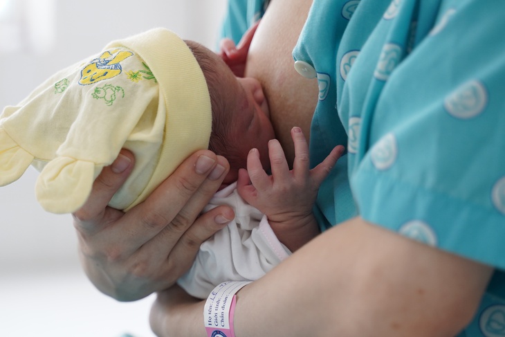 Các khó khăn thường gặp khi nuôi con bằng sữa mẹ và giải pháp khắc phục- Ảnh 2.