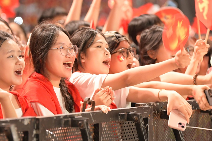Những khoảnh khắc vô cùng ấn tượng tại concert 'Tổ quốc trong tim'- Ảnh 15. Những khoảnh khắc vô cùng ấn tượng tại concert 'Tổ quốc trong tim'- Ảnh 15.