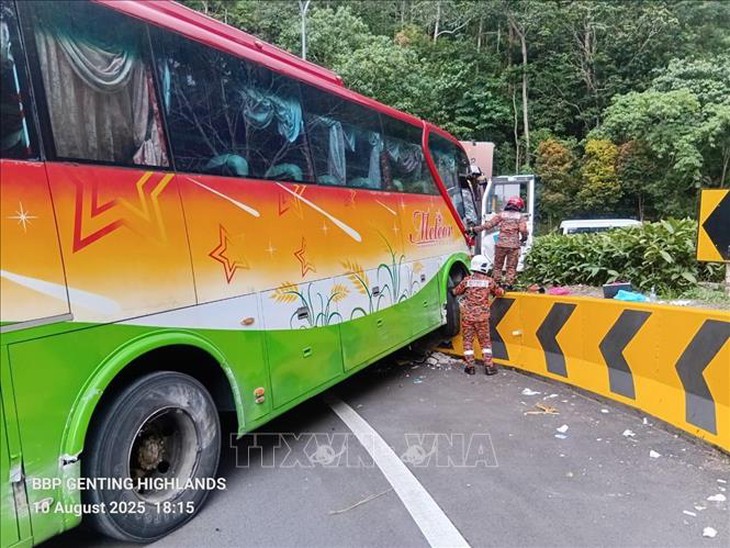 Xe buýt chở du khách Việt Nam gặp nạn tại Malaysia: Toàn bộ hành khách đều an toàn- Ảnh 1. Xe buýt chở du khách Việt Nam gặp nạn tại Malaysia: Toàn bộ hành khách đều an toàn- Ảnh 1.