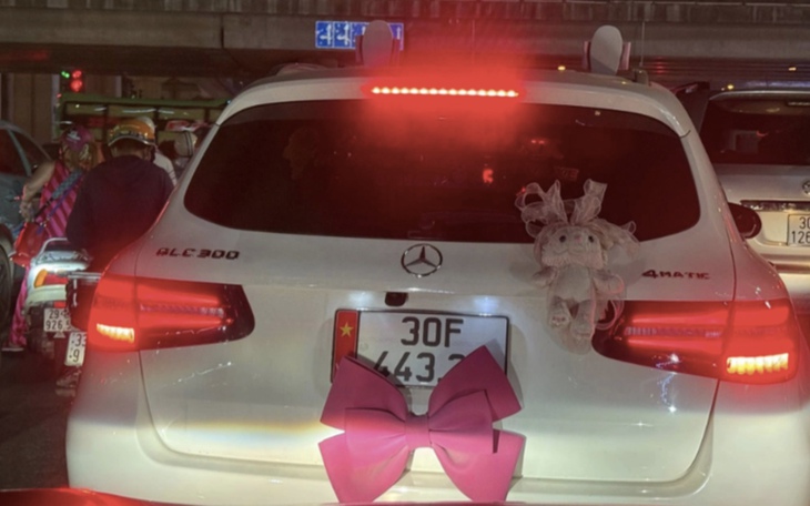 Dán sticker che biển số, thanh niên bị phạt 5 triệu đồng- Ảnh 3.