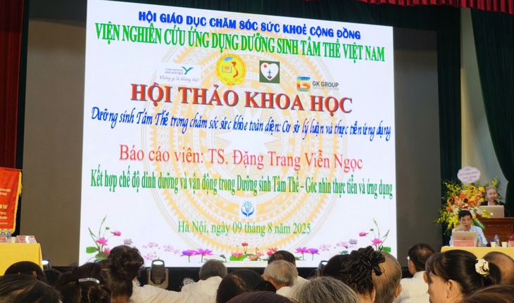 Diễn giả Lão Nhà Quê chia sẻ cách sống khỏe tại Hội nghị Dưỡng Sinh Tâm Thể- Ảnh 1.