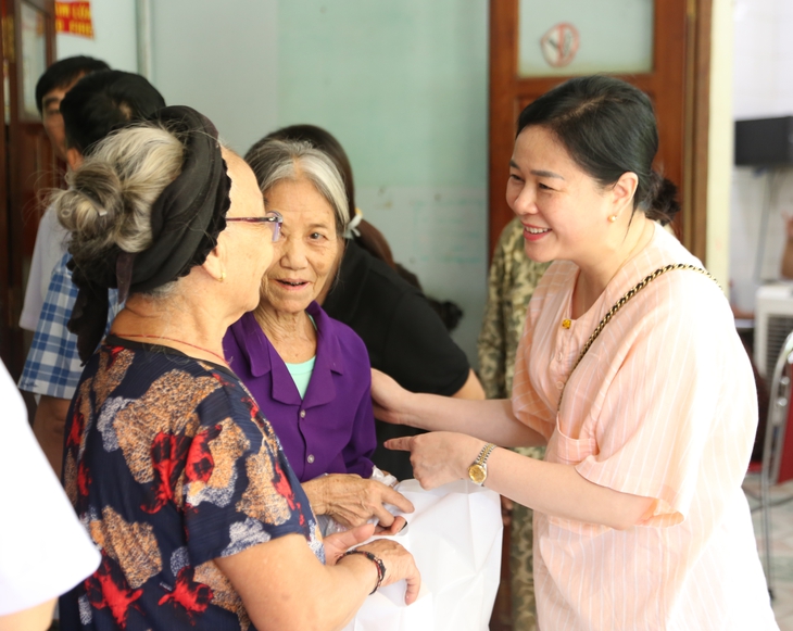 Y bác sĩ TP HCM đến với bà con vùng tâm lũ miền Tây Nghệ An- Ảnh 4.