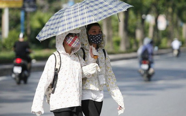 Miền Bắc chuyển mưa dông, miền Trung vẫn nắng nóng gay gắt