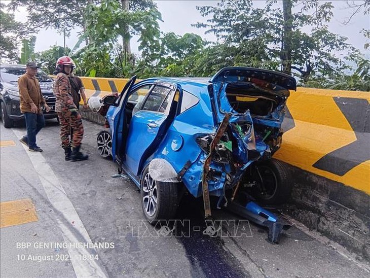 Xe buýt chở du khách Việt Nam gặp nạn tại Malaysia: Toàn bộ hành khách đều an toàn- Ảnh 4. Xe buýt chở du khách Việt Nam gặp nạn tại Malaysia: Toàn bộ hành khách đều an toàn- Ảnh 4.