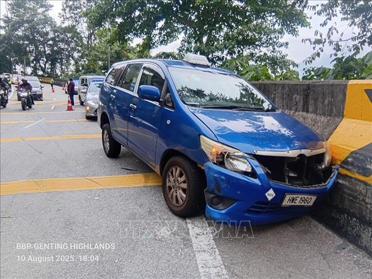 Xe buýt chở du khách Việt Nam gặp nạn tại Malaysia: Toàn bộ hành khách đều an toàn- Ảnh 3. Xe buýt chở du khách Việt Nam gặp nạn tại Malaysia: Toàn bộ hành khách đều an toàn- Ảnh 3.