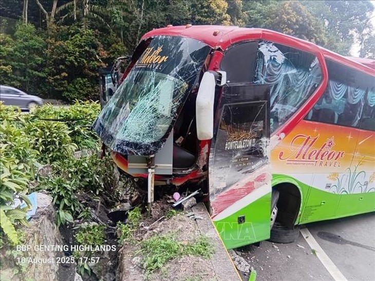 Xe buýt chở du khách Việt Nam gặp nạn tại Malaysia: Toàn bộ hành khách đều an toàn- Ảnh 2. Xe buýt chở du khách Việt Nam gặp nạn tại Malaysia: Toàn bộ hành khách đều an toàn- Ảnh 2.