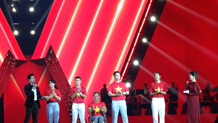 Những khoảnh khắc vô cùng ấn tượng tại concert 'Tổ quốc trong tim'- Ảnh 14. Những khoảnh khắc vô cùng ấn tượng tại concert 'Tổ quốc trong tim'- Ảnh 14.
