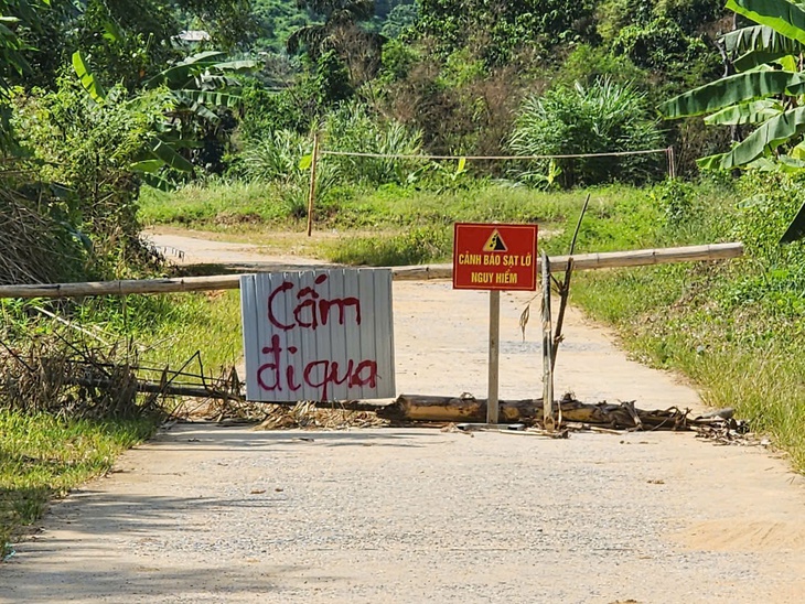 Sạt lở nghiêm trọng tuyến đường huyết mạch vào bản vùng cao, nguy cơ cô lập hơn 1.000 người dân- Ảnh 4. Sạt lở nghiêm trọng tuyến đường huyết mạch vào bản vùng cao, nguy cơ cô lập hơn 1.000 người dân- Ảnh 4.