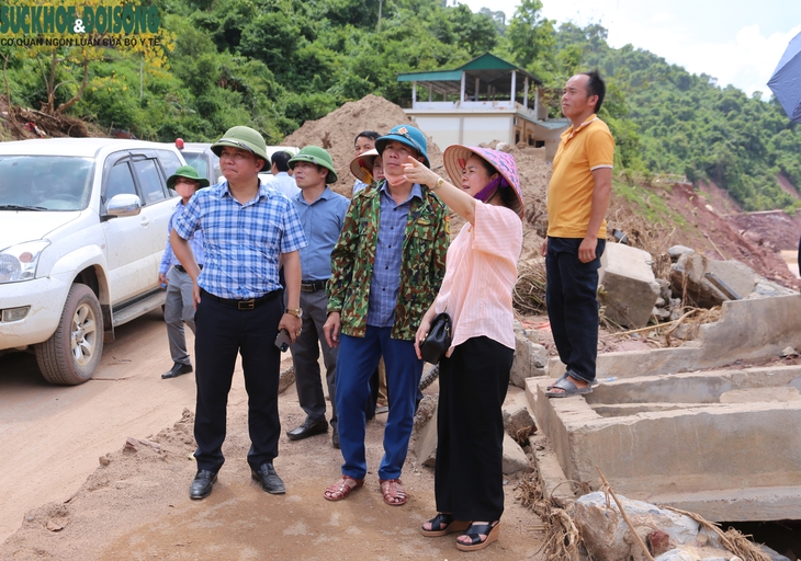 Quyết liệt khôi phục y tế vùng tâm lũ Nghệ An, đặt sức khỏe người dân lên trên hết- Ảnh 4.
