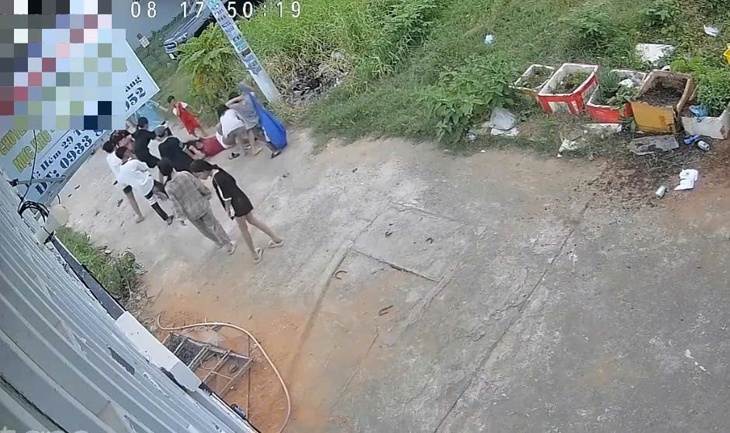 Nhóm thiếu niên đánh hội đồng bé gái 12 tuổi tại khu đất trống- Ảnh 1. Nhóm thiếu niên đánh hội đồng bé gái 12 tuổi tại khu đất trống- Ảnh 1.