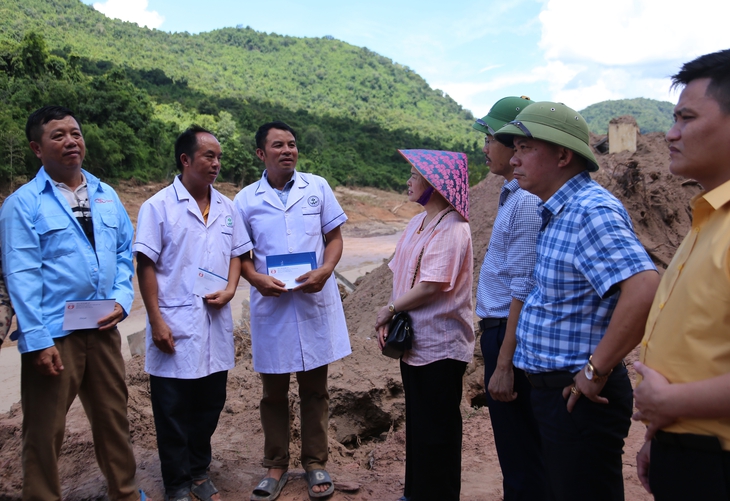 Quyết liệt khôi phục y tế vùng tâm lũ Nghệ An, đặt sức khỏe người dân lên trên hết- Ảnh 7.