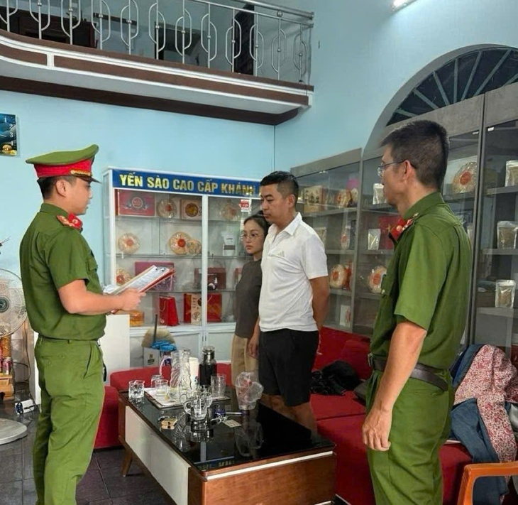 Bắt nhóm đối tượng dùng thẻ thanh toán quốc tế của người khác để chiếm đoạt 30 tỷ đồng- Ảnh 4.